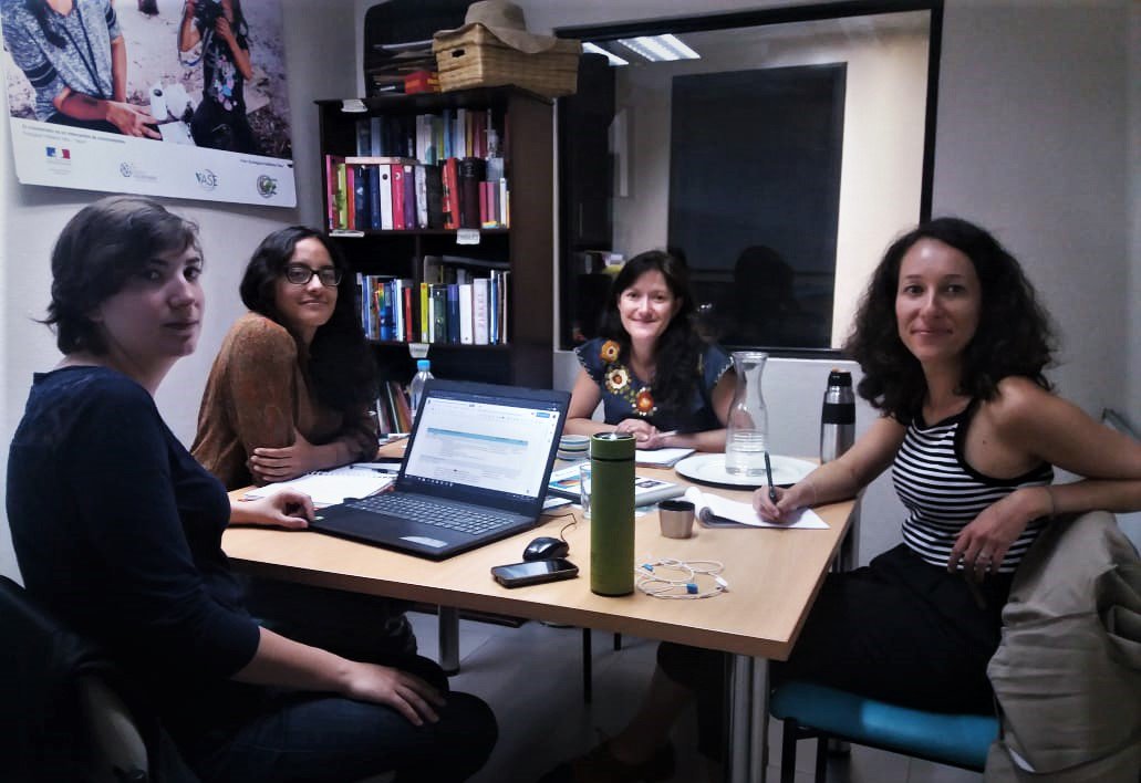 FundacionVASE's tweet photo. El equipo de VASE ICYE Ecuador y TECHO reunidos antes del taller de emprendimiento social que se realizará el viernes 24 en la comunidad San Francisco de Cruz Loma, con la voluntaria Danuta.
😀
#youth4change #ErasmusPlus #icye https://t.co/ebW3siQ6FY