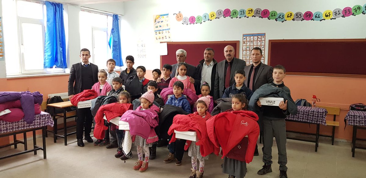 vatanvesevda1's tweet photo. İşte hem öğrencilerimize hemde şehit ve gazi çocuklarımıza verdiğimiz ayakkabı mont ve veysayreleri dağıtım yapıldı gönderen ve göndermeyen allah razı olsun inşallah amin çocuklarımıza heyer göndermek isteyen arkadaşlar işte hesabımız iban... 600001000094887477865001 https://t.co/cjQDuycKz8