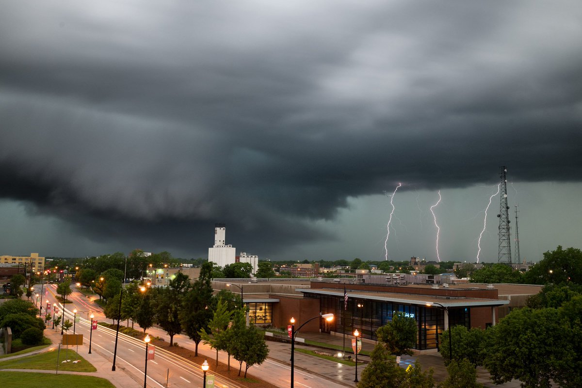 SGFLargestFork's tweet image. Thunderstorm passing over downtown Springfield this morning. 📷: Steve Ross