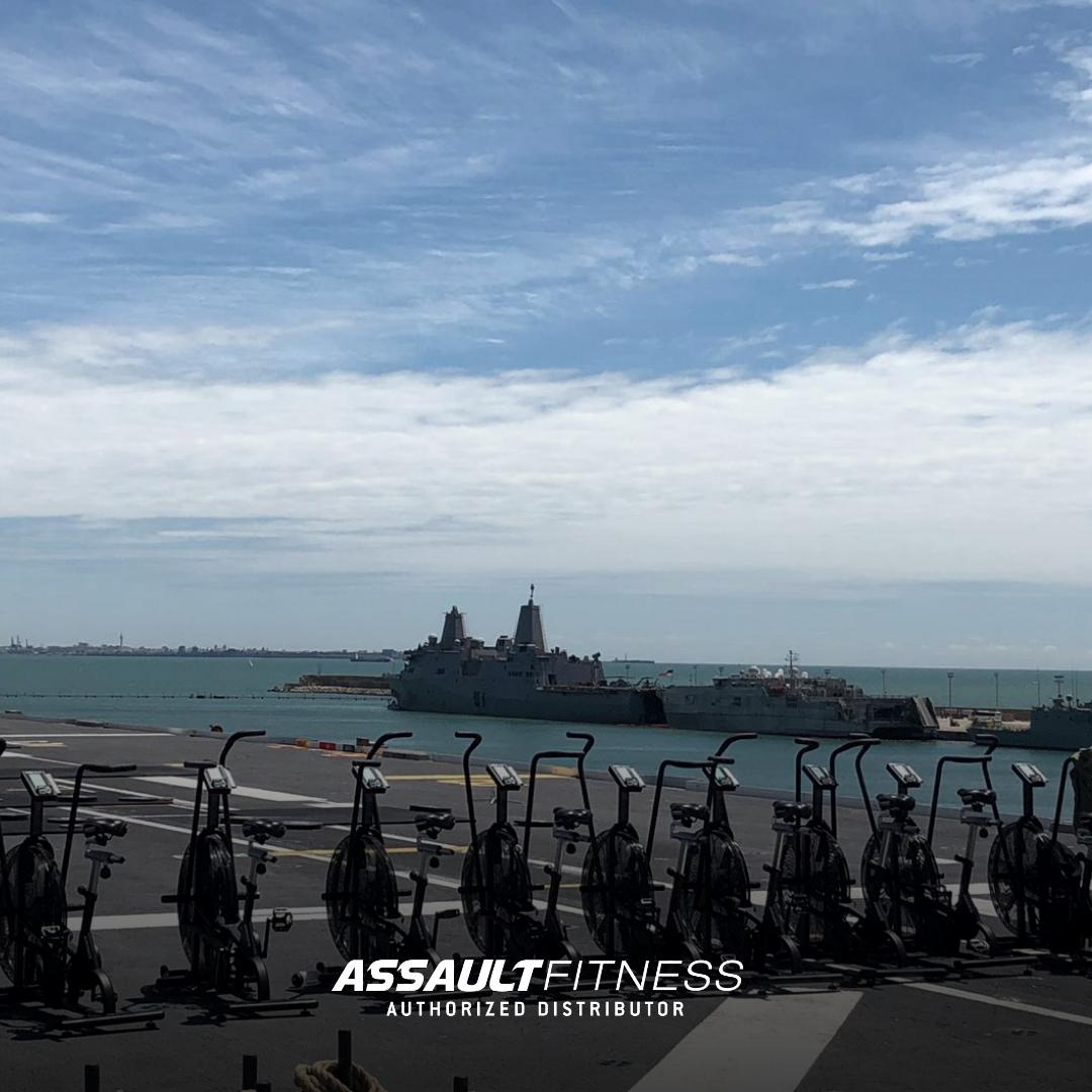 Airbike_Spain's tweet photo. "La calma antes de la tormenta." 🏋️♀️
Este fin de semana disfrutamos de lo lindo en una localización única en la base naval de Rota 🚩
#assaultbike #interbox #crossfitespaña @interbox_2019 @SingularWOD https://t.co/YzllIdOHHx