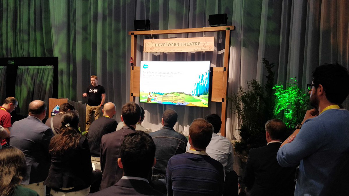 And he's off!  Great turn out to the <a href="/SalesforceDevs/">Salesforce Developers</a> theatre for our <a href="/toddhalfpenny/">Todd 🦋 toddhalfpenny.com Halfpenny</a> 's tips and tricks on Debugging Lightning Web Components with browser dev tools!  #SalesforceTour #LonDevSFDC #TrailblazerCommunity <a href="/mobile_caddy/">MobileCaddy Devs</a>