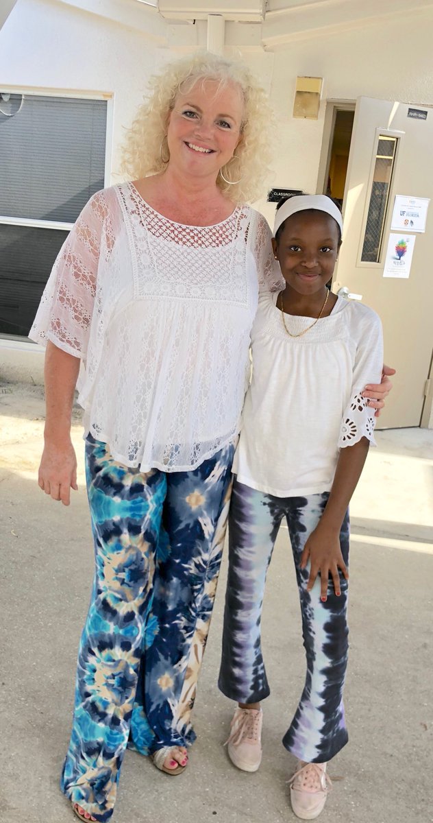 CandyM_FL's tweet photo. A happy coincidence! My girl Wisna &amp; I rocking the 70s. 🥰 ⁦@WoodlandsMSAcad⁩ https://t.co/8EJX3PyUF4