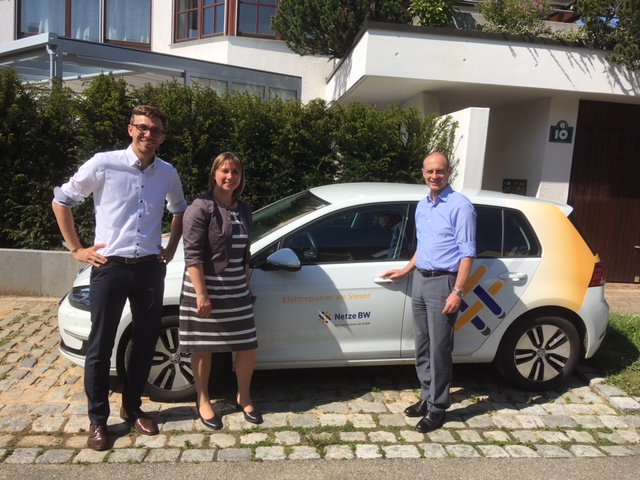 Auf der <a href="/NetzeBW/">Netze BW</a> E-Mobility Allee: tolles Projekt zur erfolgreichen Netzintegration von E-Autos! Prima Austausch mit <a href="/selma_lossau/">Selma</a>, @kornermannM &amp; Marco Wagler. Auch das @bayernwerk treibt E-Mob Hot Topics intelligentes &amp; bidirektionales Laden + Aufbau Ladeinfrastruktur voran.
