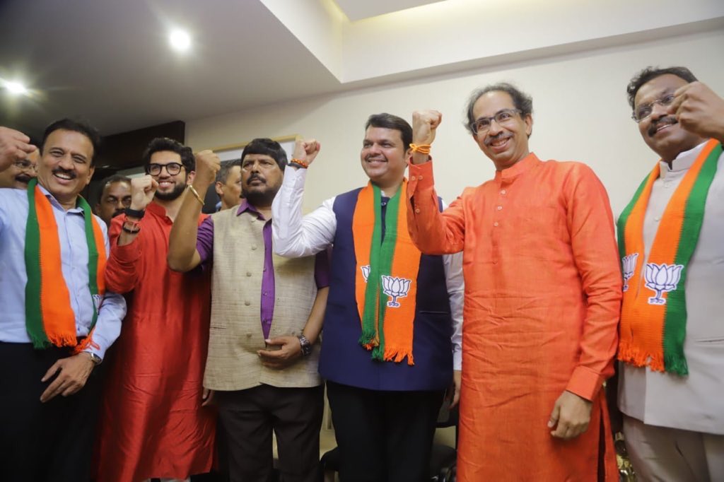 uddhavthackeray's tweet photo. मातोश्री येथे महाराष्ट्राचे मुख्यमंत्री @Dev_Fadnavis जी, रिपाइंचे अध्यक्ष रामदास आठवले जी यांनी भेट घेऊन विजया बद्दल शुभेच्छा दिल्या ! https://t.co/syYamupNOp