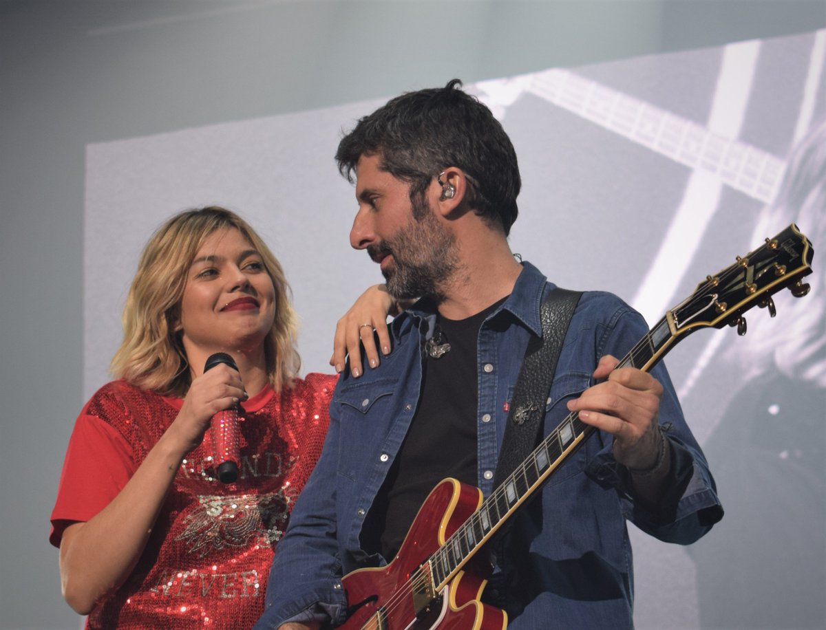 Lalolo20's tweet photo. ... " Mais ce qu'on recherche
 Qu'on recherche, c'est le trouble
D'un sourire soudain,
D'une main qui se pose"...

#MissYou
#JeudiPhoto #ZenithPau
#Ecchymoses #Louane #FrançoisLasserre https://t.co/eP3vORIAg6