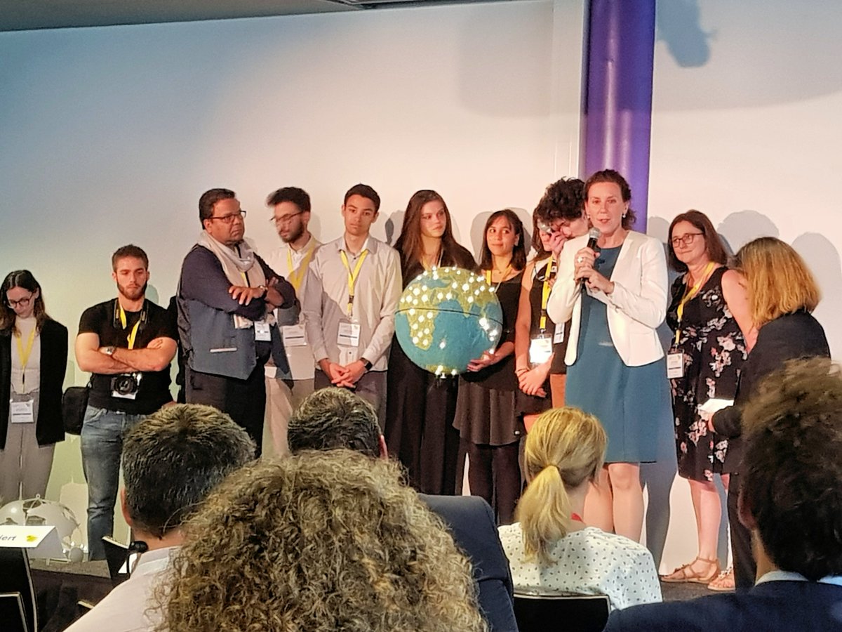 Jeunesetmedias's tweet photo. "LA PAROLE AUX JEUNES" et l'Ă©quipe du film rĂ©alisĂ© par Teenergy: 25 jeunes reprĂ©sentant trois langues nationales, ainsi que Liliane Galley, organisatrice du 4Ăšme forum national Jeunes et mĂ©dias et Cheffe de projet â Plateforme nationale Jeunes et mĂ©dias #fojem https://t.co/FldBBD56ln