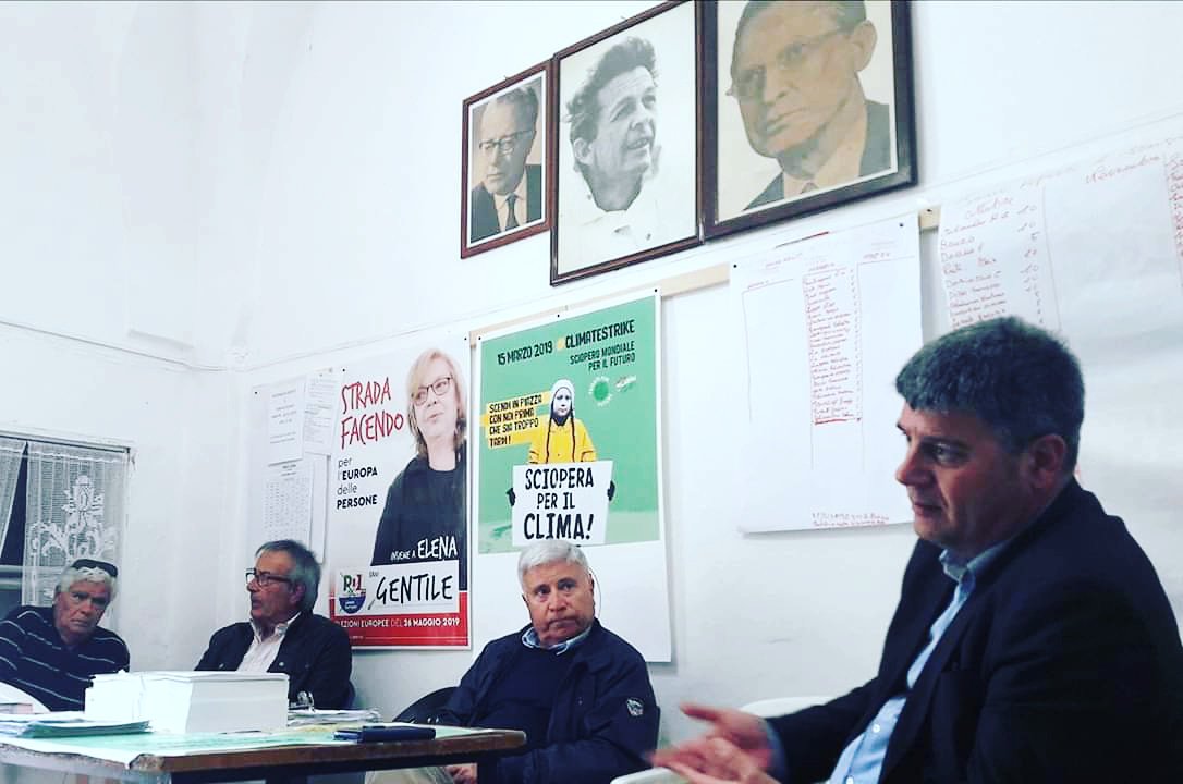 ivan_stomeo's tweet photo. Ad #Avetrana (TA), nella sezione locale del #PD, Greta Thunberg incontra De Gasperi a braccetto con Togliatti e Berlinguer. Il futuro ha solide radici e io mi sento anche qui a casa.
#elezionieuropee2019 #scriviStomeoIvan #26maggio https://t.co/UuwQWBgnqr