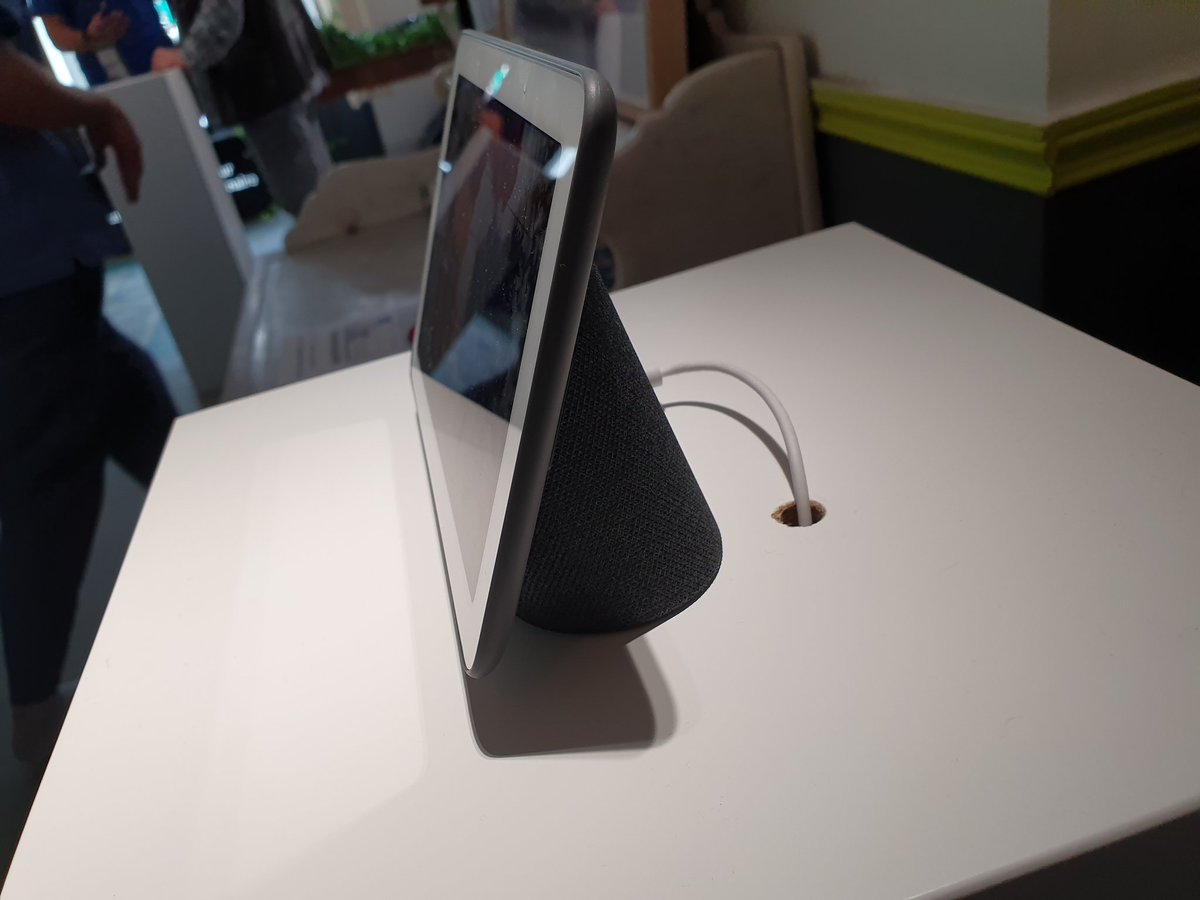 JournalDuGeek's tweet image. On vient de découvrir le Google Nest Hub et c'est plutôt intéressant / pratique comme produit ! Il arrive en France la semaine prochaine pour 129€. #Google #nesthub