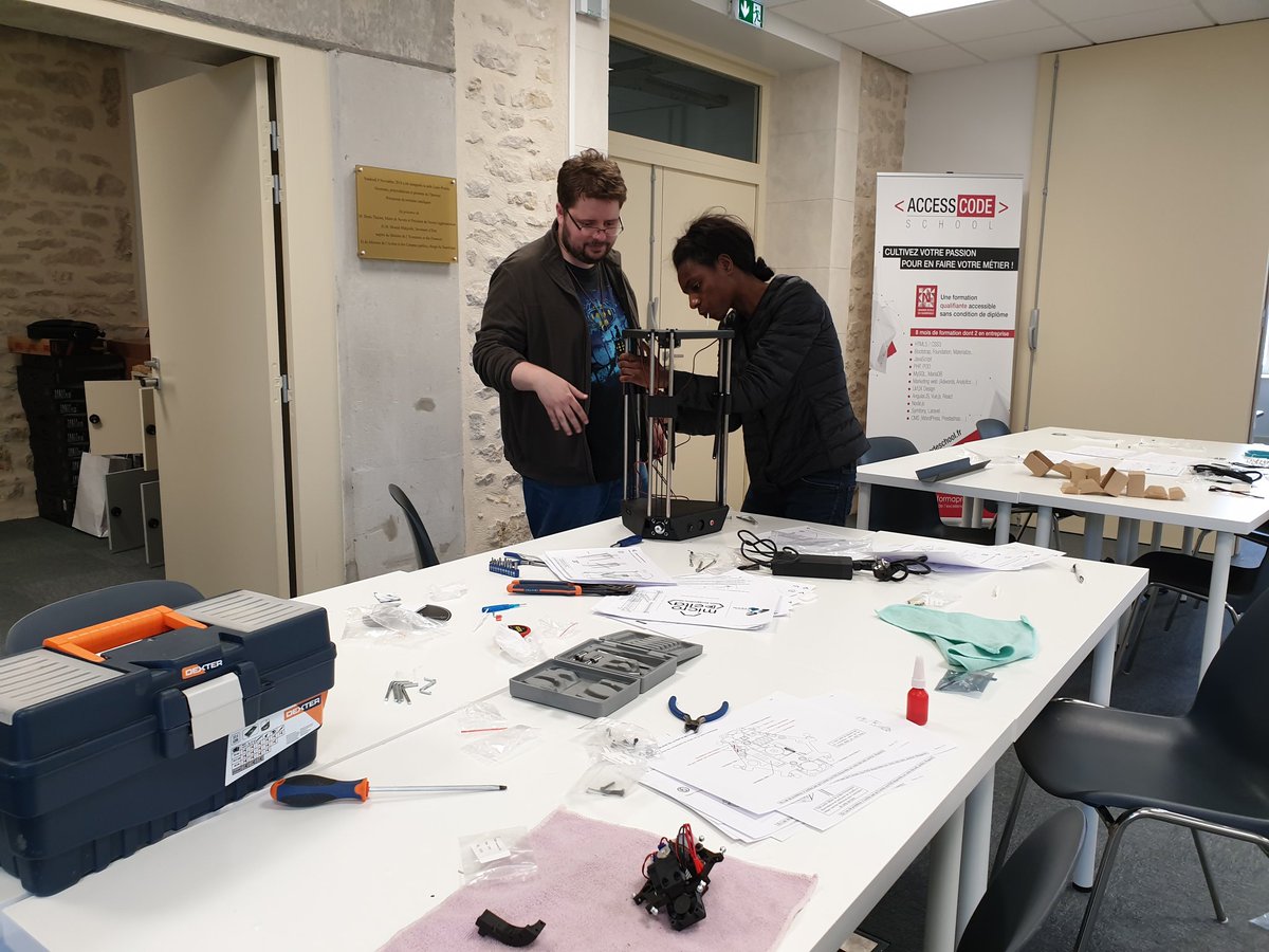 bdebot_dev's tweet image. #Robotlab 
Ça nous a pris beaucoup plus que 3 heures et on ne la testera que demain, mais... notre #imprimante3d #MicroDeltaRework d'@eMotionTech est montée !
#RepRap #impression3D #diy #MadeInFrance