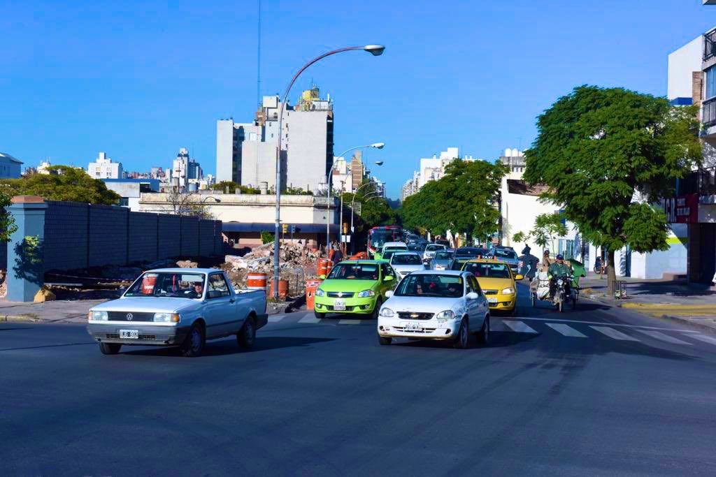ramonjmestre's tweet photo. Estamos ensanchando la Av. Maipú, entre Libertad y Bv. Guzmán, para que puedas circular mejor por el Distrito Abasto. Con esta obra le damos más fluidez al tránsito que viene desde Plaza España. 🚘🚖
¡En nuestra ciudad, siguen las obras! https://t.co/j8uO4yXSQK