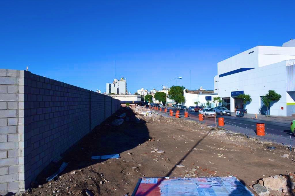ramonjmestre's tweet photo. Estamos ensanchando la Av. Maipú, entre Libertad y Bv. Guzmán, para que puedas circular mejor por el Distrito Abasto. Con esta obra le damos más fluidez al tránsito que viene desde Plaza España. 🚘🚖
¡En nuestra ciudad, siguen las obras! https://t.co/j8uO4yXSQK