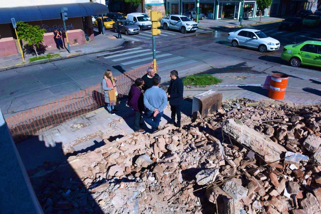 ramonjmestre's tweet photo. Estamos ensanchando la Av. Maipú, entre Libertad y Bv. Guzmán, para que puedas circular mejor por el Distrito Abasto. Con esta obra le damos más fluidez al tránsito que viene desde Plaza España. 🚘🚖
¡En nuestra ciudad, siguen las obras! https://t.co/j8uO4yXSQK