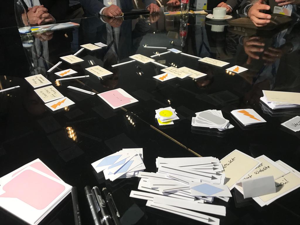 steffenmeier's tweet photo. Marketing Automation "basteln" ganz ohne Technik mit .@maltehempel (war ne klasse Idee!) auf dem #fpk19 im letzten Round Table-Slot. Danach im Schweinsgalopp zum Bahnhof #dashättsnichtgebraucht Aber: Bye #berlin! https://t.co/X4kDqklYpr