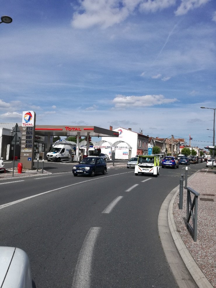 Hx2 dans les rues <a href="/ville_albi/">Ville d'Albi</a> #self #sufficient #energy #car <a href="/AlbiEcoRace/">AlbiEcoRace</a> inutile de s'arrêter pour faire le plein a la station. Vive le #solaire