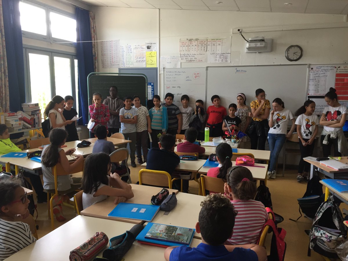 Les élèves 6ème 4 encadrés par leur professeur de lettres , Monsieur Ferrand, sont allés réciter leur roman policier, Enquête au Museum : le mystère des Sirènes devant les deux classes de CM2 de l’école Papus accompagnés de Sophie, AED.