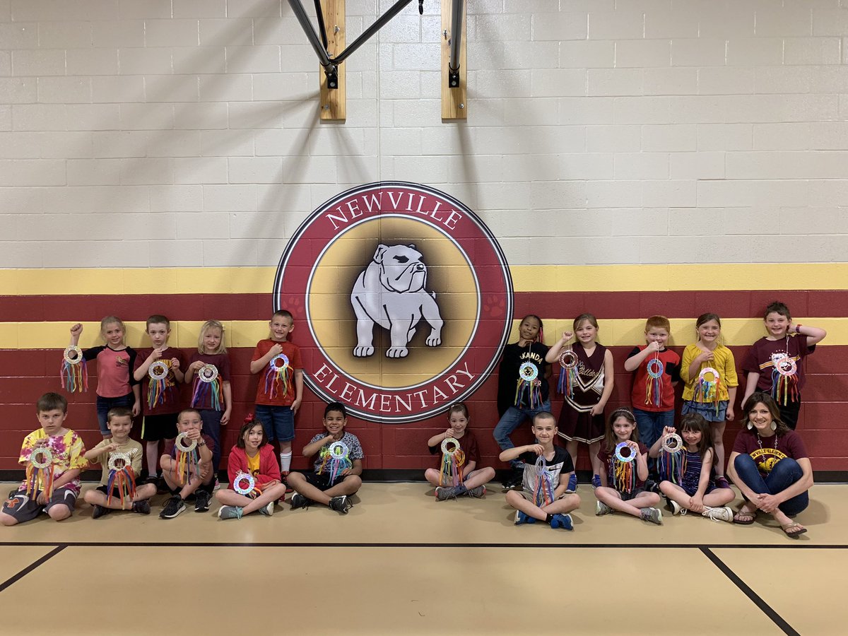 classjacksonfun's tweet image. Spreading our love through the town of Newville today!  We made wind socks and seed bomb bags to hand out😁 #NewvilleCARES #BSSDproud