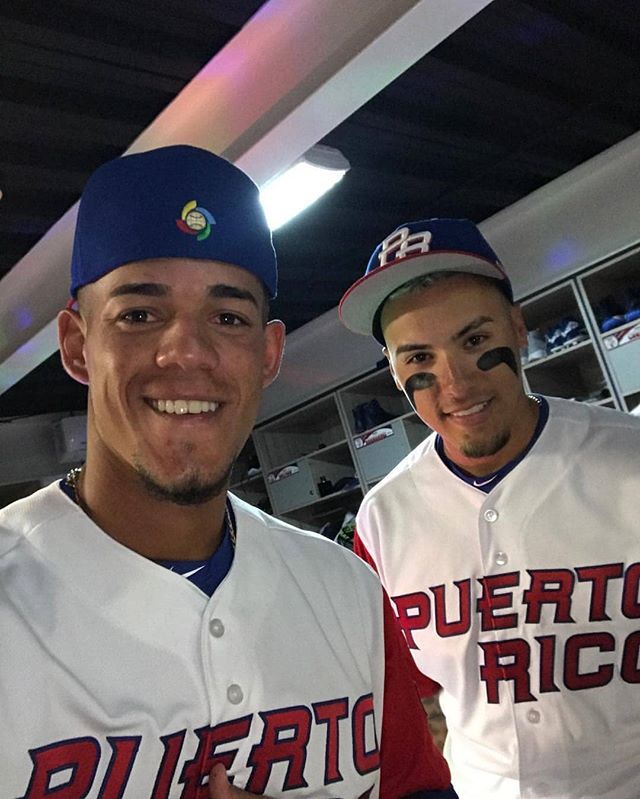 JOLaMaKina's tweet photo. Es difícil explicar lo que sientes cuando te pones la camisa 🇵🇷💓 #tbt con #ElMago 🎩 #WBC17 #teamrubio https://t.co/9sYW6vPiV3