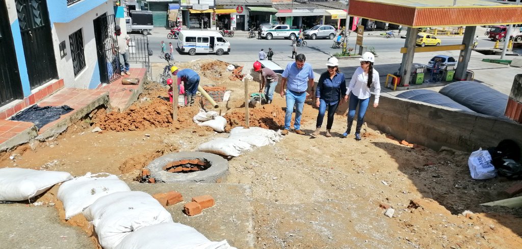 alcaldiaocana's tweet photo. Alcaldesa @MiriamPradoC llega hasta el sector de Bermejal en donde luego de la construcción del muro de contención, se está realizando el cambio de redes de acueducto y alcantarillado para luego ejecutar la pavimentación de esta vía que tenía más de 16 años sin ser intervenida https://t.co/COQJPbyJ0M