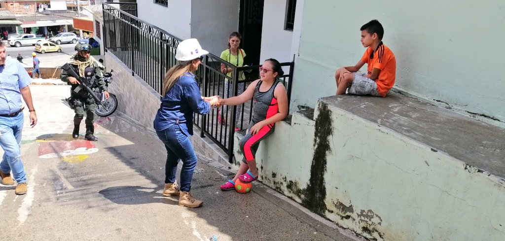 alcaldiaocana's tweet photo. Alcaldesa @MiriamPradoC llega hasta el sector de Bermejal en donde luego de la construcción del muro de contención, se está realizando el cambio de redes de acueducto y alcantarillado para luego ejecutar la pavimentación de esta vía que tenía más de 16 años sin ser intervenida https://t.co/COQJPbyJ0M