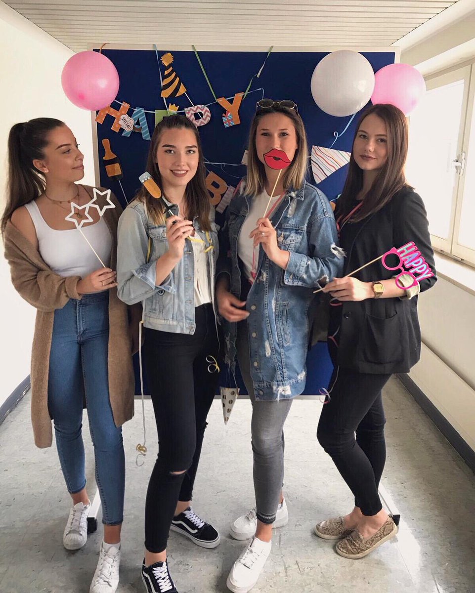 Wir hatten heute einen unterhaltsamen Kampagnen-Tag! 
Happy Birthday #Grundi 🥳
Schaut gerne bei <a href="/GGeinschulen/">GGeinschulen</a> vorbei! Dort findet Ihr unsere spannende Kampagne zum Thema Grungesetz einschulen.  #ggeinschulen 

#70JahreGG #onkomm #wirfeiernmitrecht