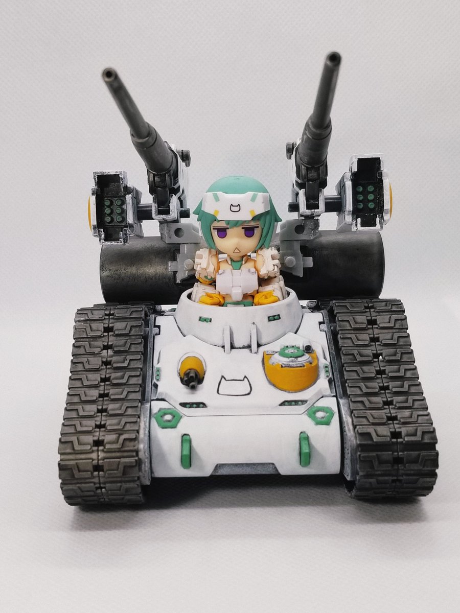 名前:にの
フリーライドの轟雷型(リミテッドモデル)D-Phone。
非常に気紛れで何を考えているか分からない性格。
かつての主人お手製のミニラジコン戦車を改造した乗り物で走り回るのを好む。
戦闘時は、単体では扱えない大型の火砲を戦車に積むことで強引に移動砲台としている。