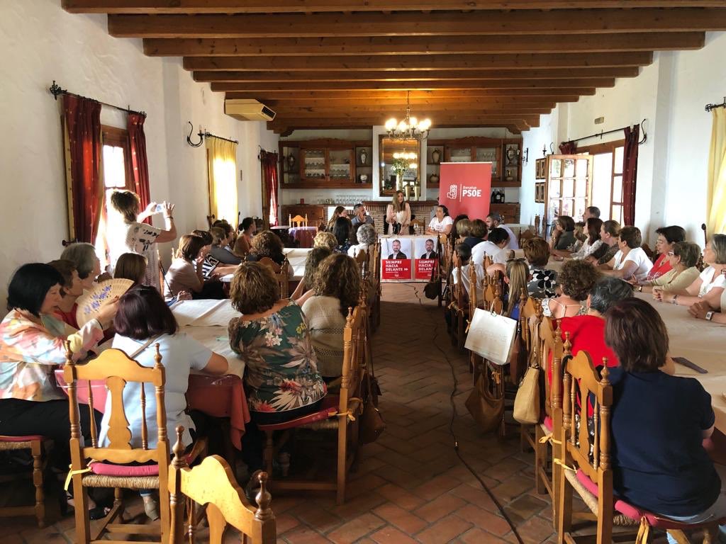 JuanRaAr's tweet photo. .@Irene_Garcia_M participa en un encuentro con representantes de asociaciones de mujeres de #Benalup junto al candidato de @PSOEBENALUPCV, Antonio Cepero. https://t.co/c0fGPWdkeh