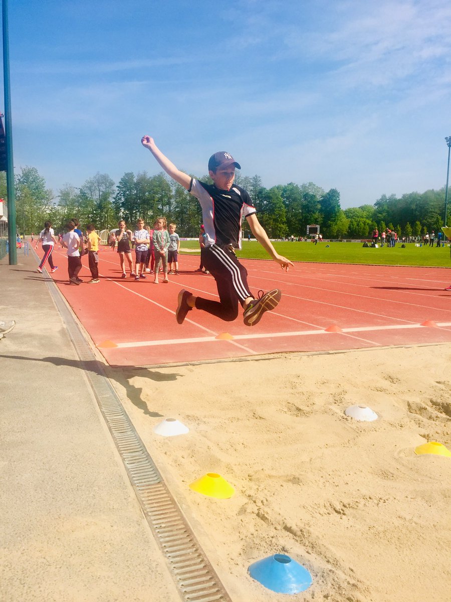 CPCEPS_Flers's tweet photo. Place au cycle 3 sur la piste d’athlétisme du Hazé à Flers.  Une très belle @generation2024 courageuse et engagée ! @USEP_61 @Paris2024 @FlersIen https://t.co/ARL8Zpf7tS
