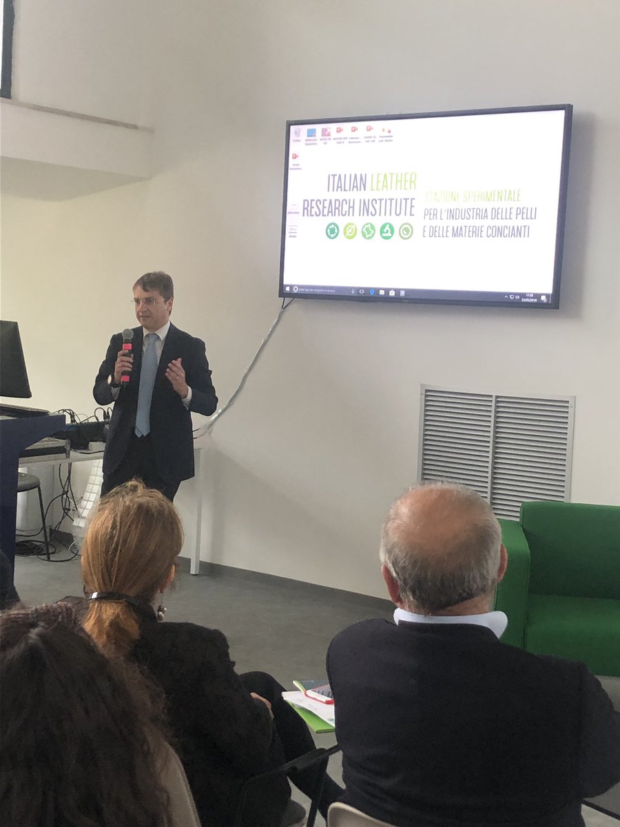 StazionePelli's tweet photo. Luigi Gallo – Responsabile Area Innovazione e Competitività Invitalia ci illustra gli strumenti e le opportunità per lo sviluppo di impresa nei settori Gree #leatherbiostrategies #stazionepelli https://t.co/LkBH8u46BH