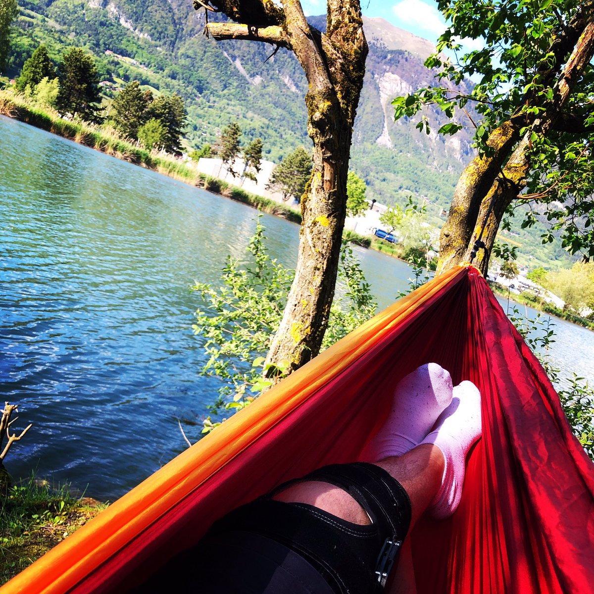 2mountaintravel's tweet photo. A défaut de pouvoir aller en montagne... je les admire d’en bas !
#arretmaladie #genouencarton #lake #soleil🌞 #montagne #hammac @MilletMountain @TTTM_SE_Europe https://t.co/Yhh4tmQU1K