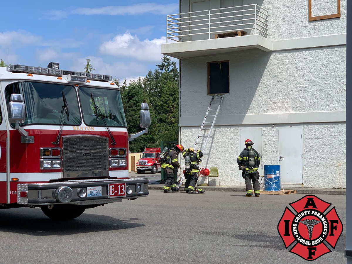 IAFF2595's tweet photo. #YourKingCountyParamedics are at @KentFirefighter Station 74 doing ALS (Advanced Life Support) Medical standbys for the Fire Fighters training from Zone 3 (South King County). #ThereWhenYouNeedUs #NeedSunscreen #GladWeDontWearBunkerGear https://t.co/W7y1u0vIhG