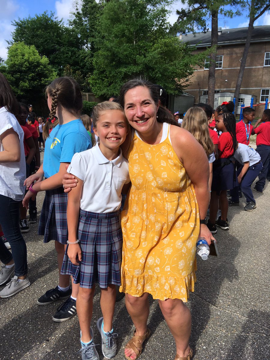 PsdunnDunn's tweet photo. The Passing of the Chain and class parties to wrap a wonderful year. What sweet Austin traditions💙❤️ @MaryBAustin https://t.co/H5RQNXxaKK