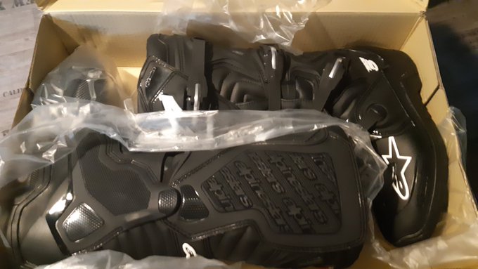 1 pic. My new alphinestars tech 5's have finally arived??, more photos and videos will follow ? ???
#gay