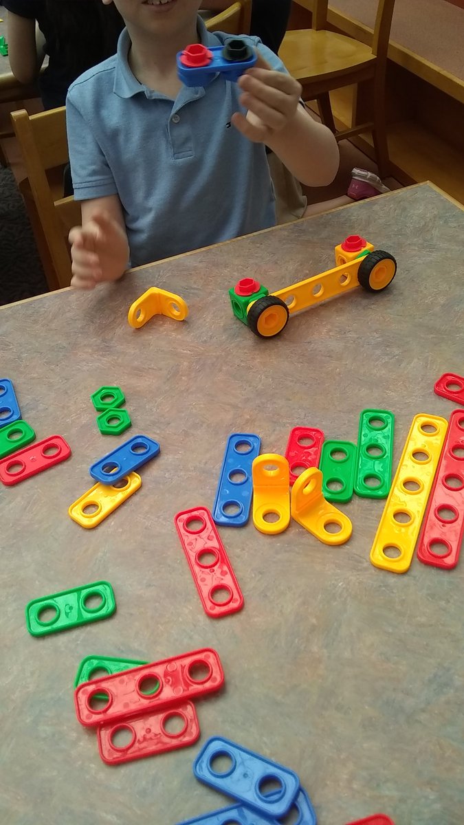 This week Huskies have explored some different building materials. <a href="/Roylco/">Roylco</a> Straws and Connectors #gearengineer <a href="/strawbee/">strawbee</a> Have some thoughts for next year! #schk12 #Librarylife