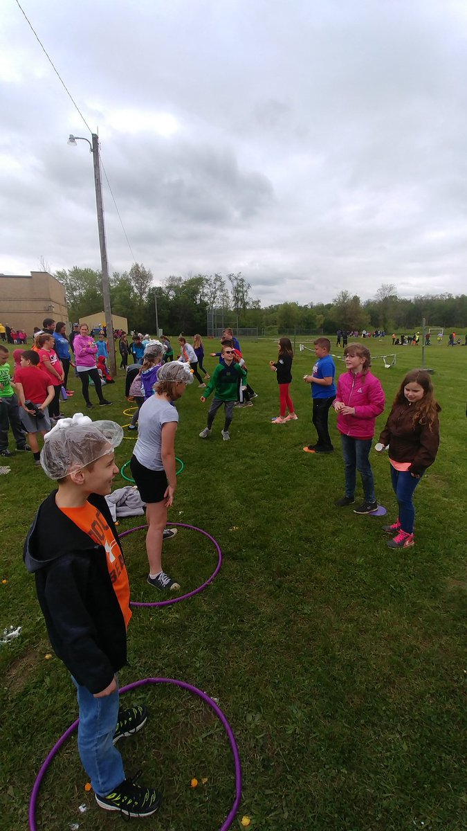 MsEdwardsK's tweet photo. It was a cold Monday but we had a great field day! Thank you parents and staff for all your help! @unioncenterelem @UnionTwpSchools https://t.co/OX56mfPN77