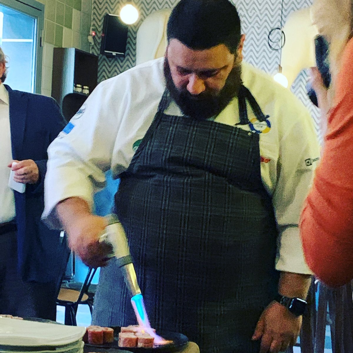 Campaniaslow's tweet photo. Sempre bello vederlo all’opera #Valastro #Mannaia #Marcianise #rubiagallega #Carne https://t.co/3dpByAn6rt