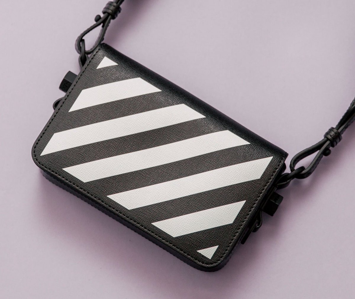 flannelsfashion's tweet photo. Why choose one, when you can have both? Give a #graphic edge to your accessories collection courtesy of @OffWht: https://t.co/eU61UZQ4AI

#OFFWHITE #SCULPTURE #OFFWHITEBAG https://t.co/a2SsPXC16Q