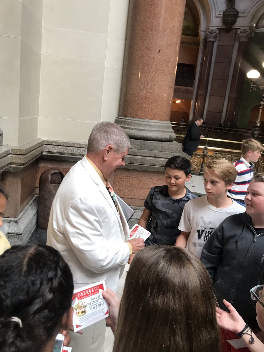 157Cleadteach's tweet photo. State Capitol and a greeting from Senator Oberwise- with ice cream coupons for the kids! #HCMSinSpringfield #HCMSTigers157c https://t.co/mUbcLlkF5n