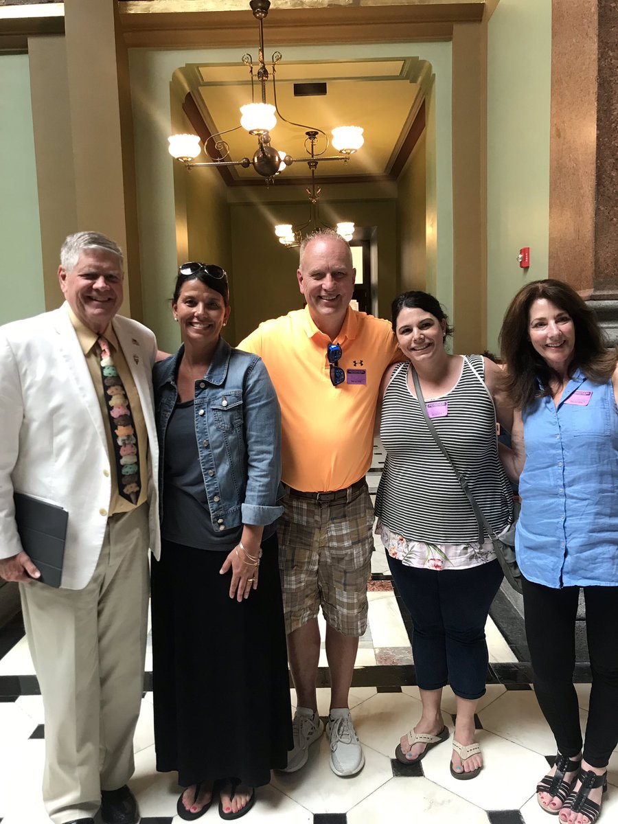 157Cleadteach's tweet photo. State Capitol and a greeting from Senator Oberwise- with ice cream coupons for the kids! #HCMSinSpringfield #HCMSTigers157c https://t.co/mUbcLlkF5n