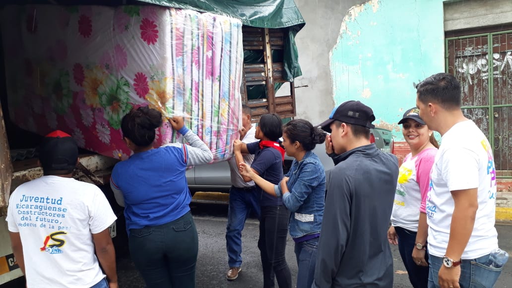 Somos2V's tweet photo. #NicaraguaPazYBien #SandinoSiempre

Hace pocos momentos llegó a Carazo, camión cargado con colchonetas, paquetes alimenticios, frazadas y láminas de zinc para entregarse a las familias afectadas por las lluvias de ayer en el departamento. 

#BuenGobierno #PLOMO19 https://t.co/tZPZrRjAcf