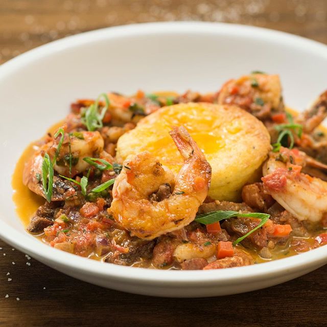 chs_hospitality's tweet photo. Set sail on #SpiritlineCruises and enjoy delicious meals like this #shrimpandgrits onboard⛴️ Make your reservations here: https://t.co/ss4WsOKqRp #chseats #holycityeats https://t.co/vtUOXXGxan