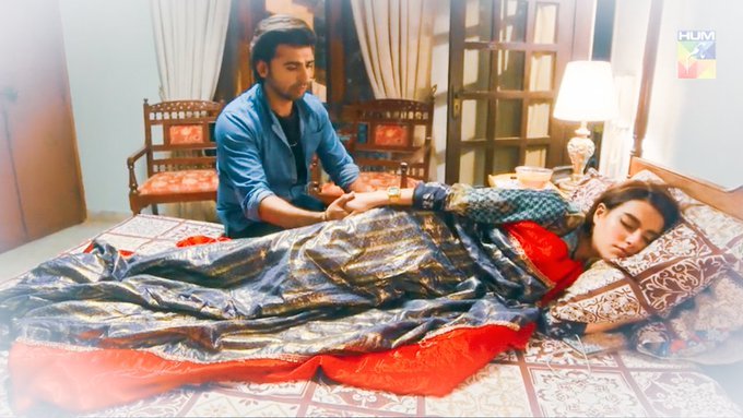 FatimaMazher7's tweet photo. Hayee Mera dil...🙈😍🔥🔥❣ Arsal jab jiya ki care karta Hy...uff..🔥❣😍🙈 my Arjiya are back..😍❤ best on-screen couple in the world...😍❣❣💕 #SunoChanda2 @saimakramwriter 
Pic credit: @EmiiCandy https://t.co/QChs8tEjkM