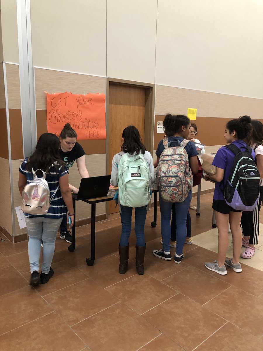 msccunningELA's tweet photo. Warrior @ManvelJH readers are excited to get a free book to read over the summer for the @AlvinISD #JustReadToday initiative! #mjhela https://t.co/Ei2WTlZPgW