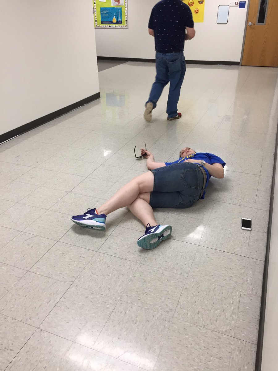 SMSwiz's tweet photo. End of the year...cleaning/packing up my room got me like 😮 Photo credit: @KNichols43.
Notice @RobertBeckley10 doesn’t seem to notice me as he walks by. He’s got his own room to pack up! 😂 #0MoreDays @ShanahanMS https://t.co/UAhoGQFOv3