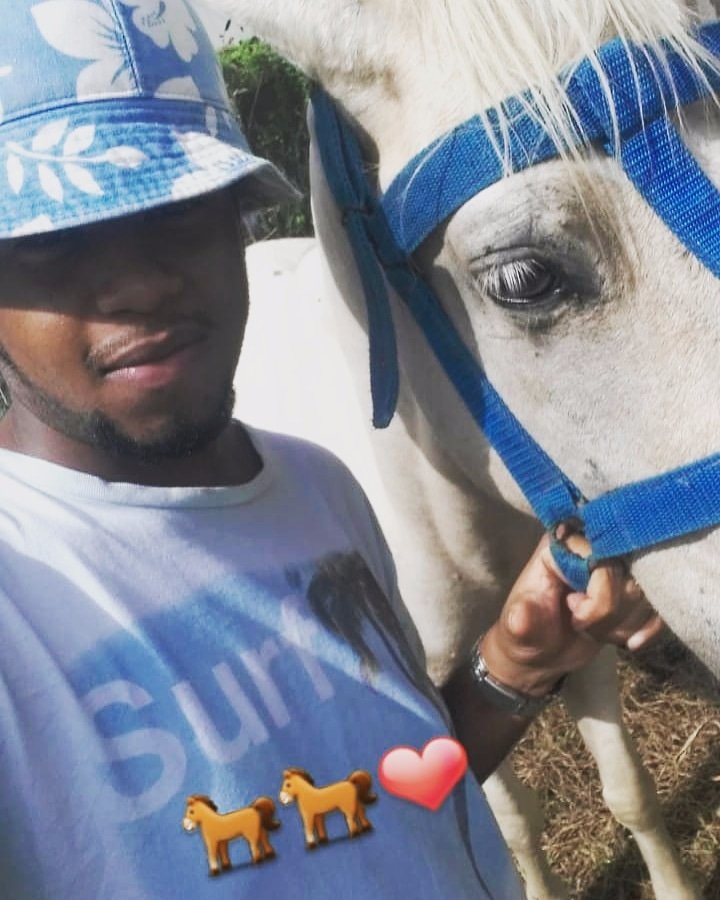 soarezpg's tweet photo. A diferença de uma cavalo e um ser humano, o cavalo pode até te levar á queda, mas jamais pisará nos seus sentimentos💥🐎🚂❤ https://t.co/j4KMFabzoA