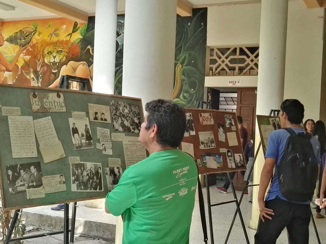 Un conversatorio sobre la vida de Roque Dalton se realizó en la Facultad de Jurisprudencia de la <a href="/UESoficial/">Universidad de El Salvador - UES</a> como parte de la conmemoración de su natalicio y muerte. Manlio Argueta fue el orador principal. La biblioteca instaló una exposición del escritor asesinado en los años 70