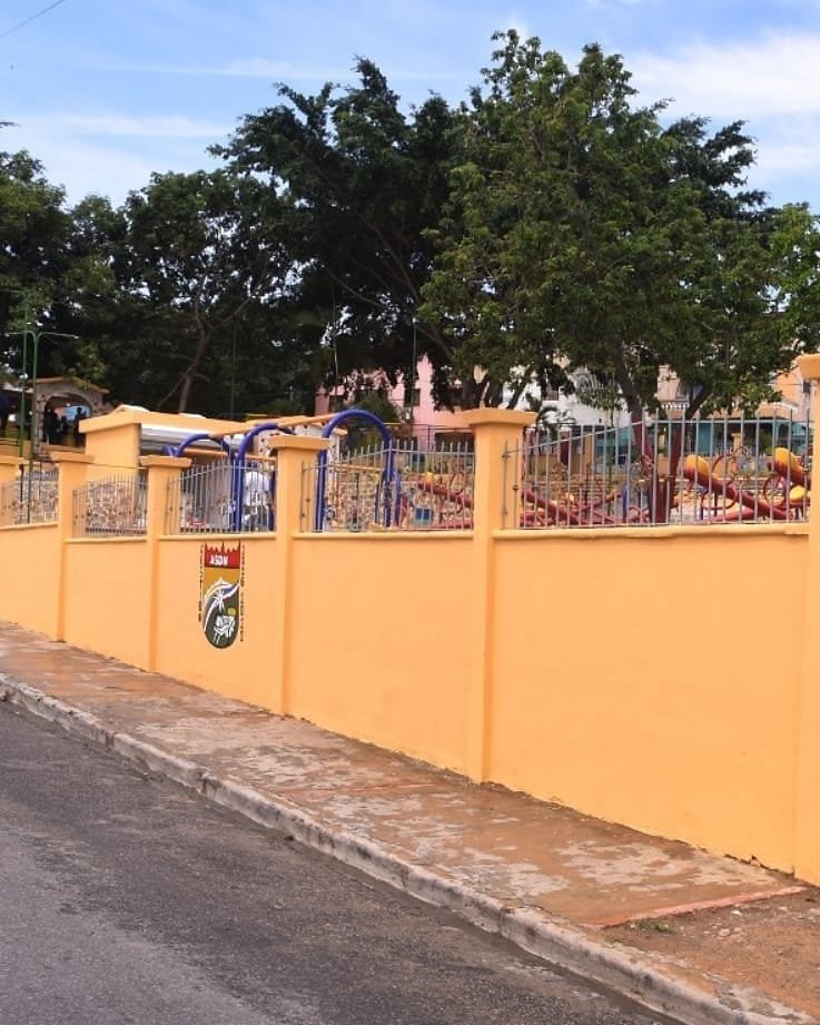 AlcaldiadeSDN's tweet photo. La Obra
Cuenta con un área de juegos infantiles diseñados para niños de 4 a 12 años, entre ellos  rueda giratoria, sube y baja, mecedora,  columpios y toboganes.

Además se restauró y remozó una amplia zona espacios recreativos, jardinerías  y glorietas para eventos familiares. https://t.co/ifaHpq46Mc