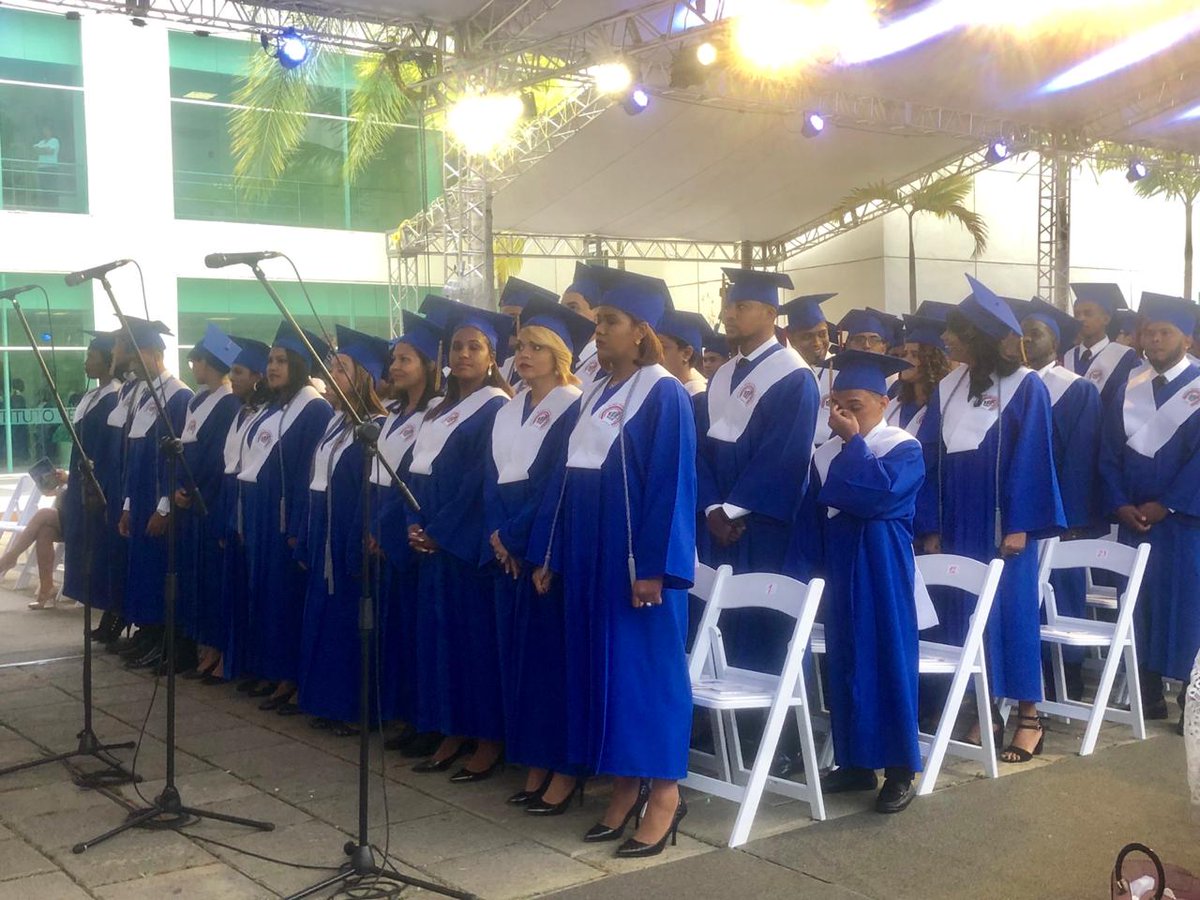 EsteysiLeyba's tweet photo. El Instituto Técnico Superior Comunitario (ITSC) celebró su séptima Graduación Ordinaria, en un acto donde fueron investidos 352 nuevos técnicos superiores en las diferentes carreras que ofrece este centro académico. #graduacionITSCRD https://t.co/pcl17euPgx https://t.co/SgCP0ouNOz