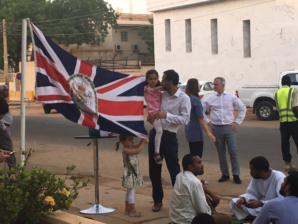 الخرطوم - حافظ نورين
احتضنت اليوم السفارة البريطانية اهم الشخصيات السياسية والديبلوماسية والفنية والاعلامية و منظمات المجتمع المدني ، حيث تلقى عدداً من هذه الوجوه المعروفة دعوة السفير . عرفان صديق ، على الإفطار الرمضاني، فكانت جلسة حميمة .