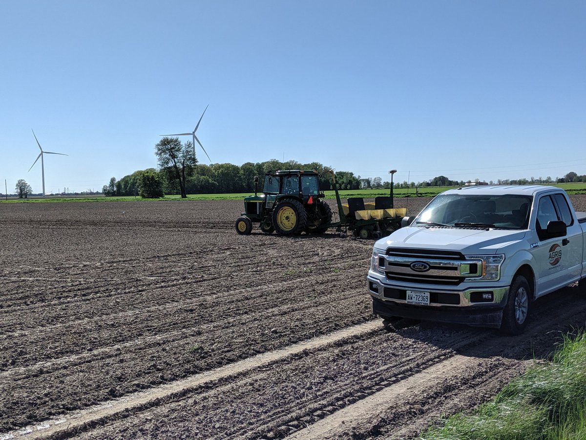 JessSnobelen's tweet image. The weather smartened up enough this afternoon for me to see one plot go in before my last day! ☀️ @AmandaCraven_ag @reneedbruyn @RyanSnobelen  #ontag #plant19 #cornplot #fsagronomy #ckont #farm365