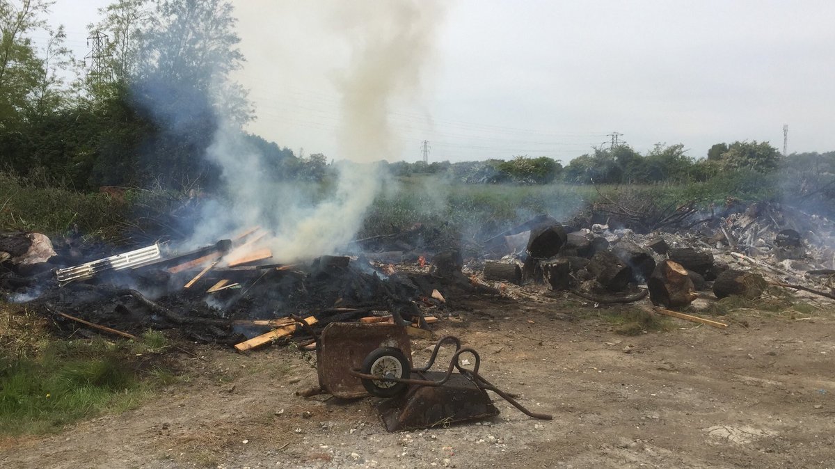 EastWitt_stn40's tweet photo. BEEP BEEP BEEP — Yesterday the crew were alerted to standby whilst crews worked hard to deal with this fire in the open... it was then back to stn and home for quick bite before our drill night.. BA exercise in Chichester #alwayslearning #opsready #proudtobeoncall https://t.co/SYMioupIdA
